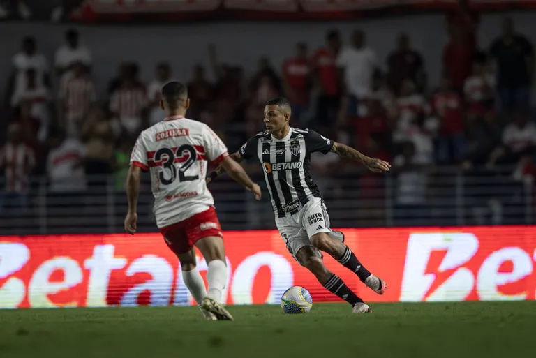 Atlético-MG sofre, mas busca o empate contra o CRB na Copa do Brasil