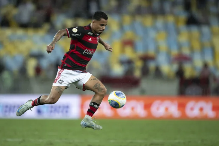 Allan, do Flamengo, corre com a bola durante a partida contra o Red Bull Bragantino.