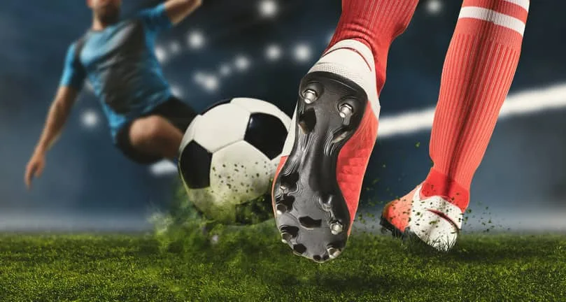 Jogador de futebol fazendo tackle deslizante