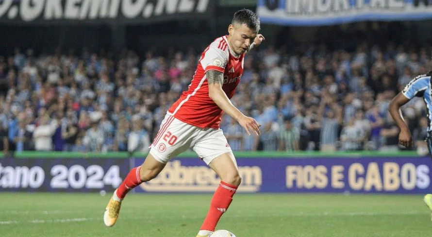 Aránguiz, do Internacional, tenta liberação para retornar ao Chile