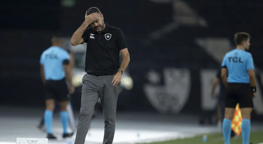 Técnico do Botafogo, Artur Jorge, evita criticar a arbitragem sobre pênalti marcado para o Cuiabá