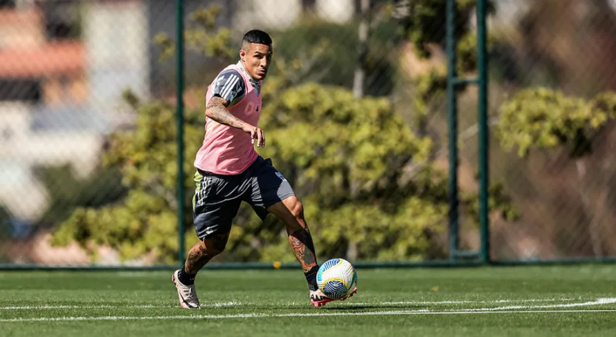 Nicola avalia futuro de Arana após interesse do Atlético-MG em lateral-esquerdo argentino