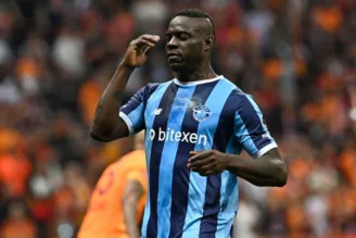 Balotelli em campo pelo Adana Demirspor