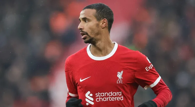 Bayer Leverkusen negocia com zagueiro ex-Liverpool