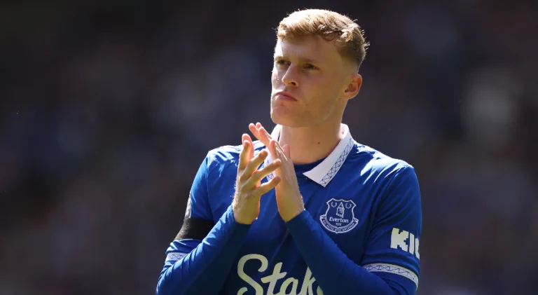 Everton rejeita nova proposta do Manchester United por Branthwaite