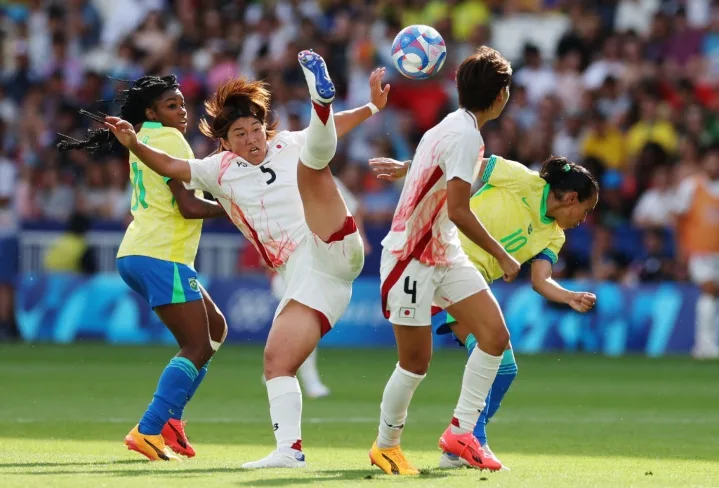 Brasil perde para o Japão no futebol feminino de forma dramática e complica sua classificação para a próxima fase