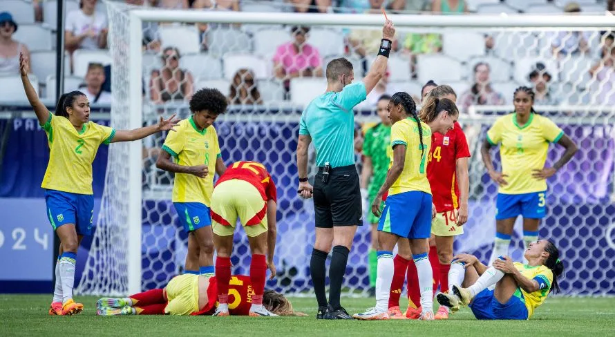 Com expulsão de Marta, Brasil perde para a Espanha no futebol feminino nas Olimpíadas