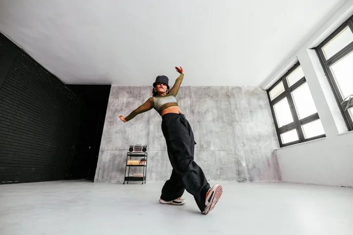 Dançarina praticando break dance em estúdio