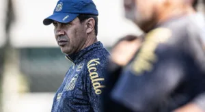 Santos confia que Carille siga no clube, apesar do interesse do Corinthians