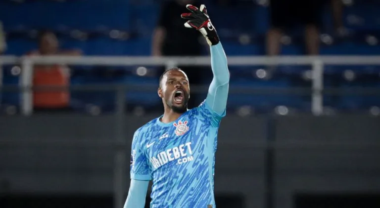 Carlos Miguel surpreende ao se colocar acima de goleiro rival do Corinthians