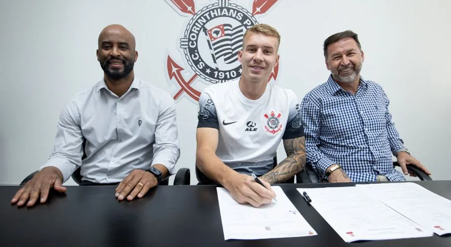Corinthians anuncia a contratação do meio-campista Charles