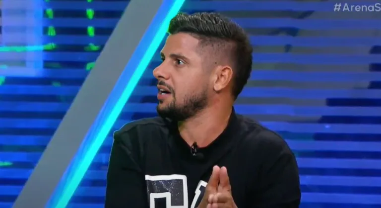 Cicinho crava dois times que podem tirar título do Flamengo e Palmeiras no Brasileirão