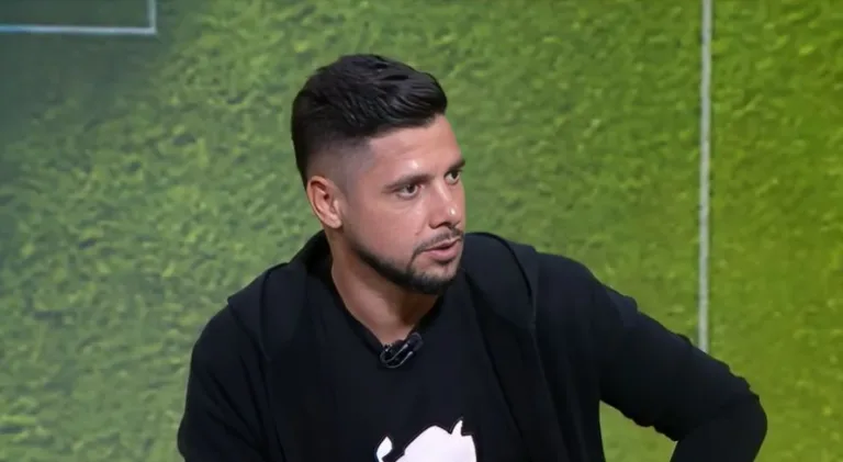 Cicinho aponta time que não ganha o Brasileirão: “Eu acho”