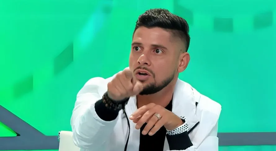 Cicinho aponta time “quebrado” no futebol brasileiro