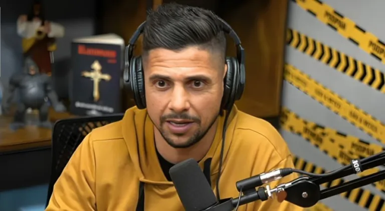 Cicinho dispara contra meia milionário do Brasileirão