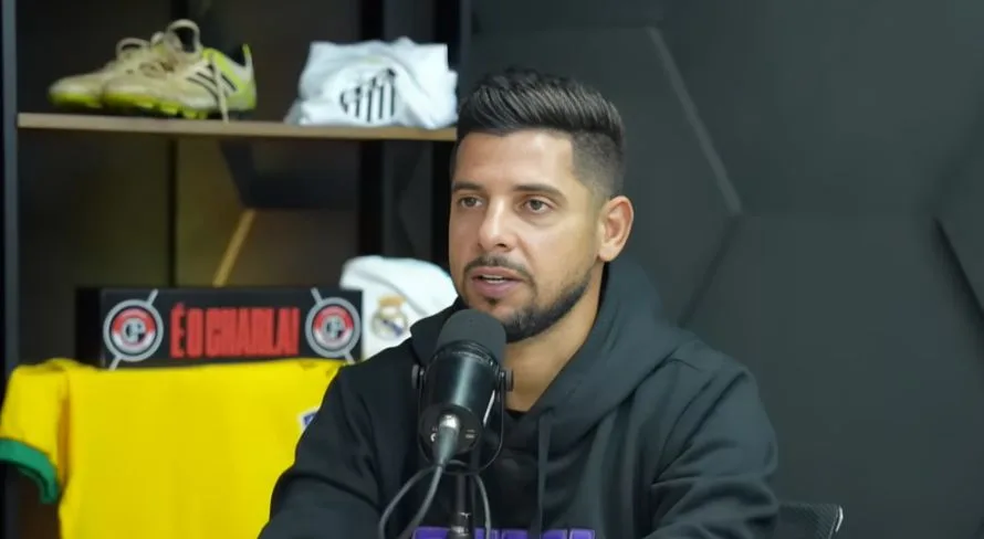 Cicinho provoca e diz o que Corinthians precisa para “renascer”