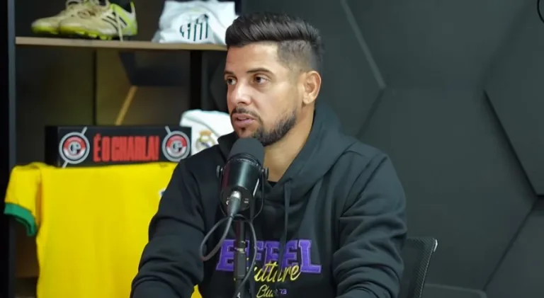 Cicinho relembra ‘polêmica’ com técnico histórico: “Ele falou”