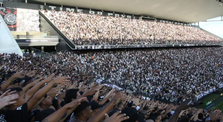 Torcedores do Corinthians cravam três maiores times do futebol brasileiro