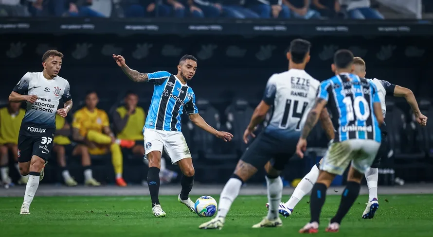 Resposta a torcedor do Corinthians gera crítica a ex-repórter da Globo: “Tá sem TV na cadeia?”