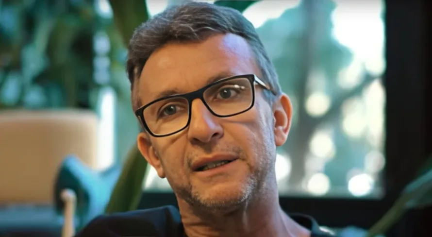 Craque Neto elege camisa 9 exemplar no Brasil hoje: “Impressionante”