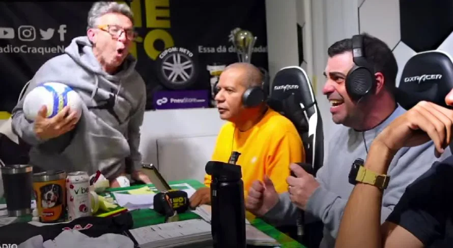 Craque Neto chuta bola e “abandona” estúdio após gol do Palmeiras contra o Corinthians
