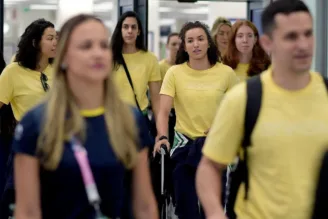 Seleção feminina de vôlei chegando em Paris