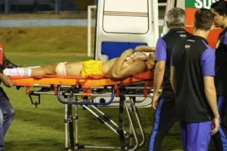 Goleiro Ramon Souza é levado ao hospital