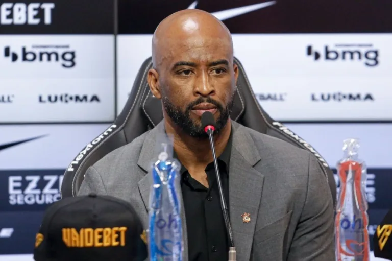 Dirigente do Corinthians evita definir um prazo para a contratação do novo técnico