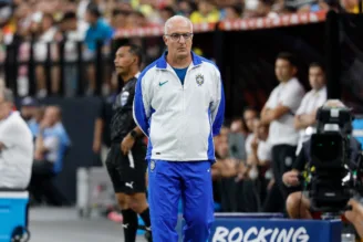 Dorival Júnior em jogo da seleção brasileira