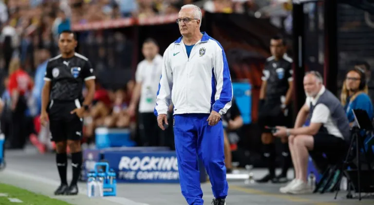 Dorival abre o jogo sobre Neymar e Estêvão na seleção brasileira