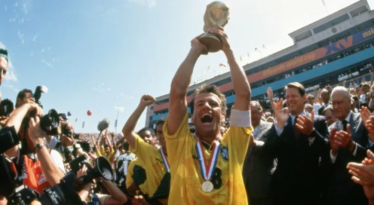 Dunga, ex-técnico da seleção brasileira, e esposa ficam feridos após acidente de carro