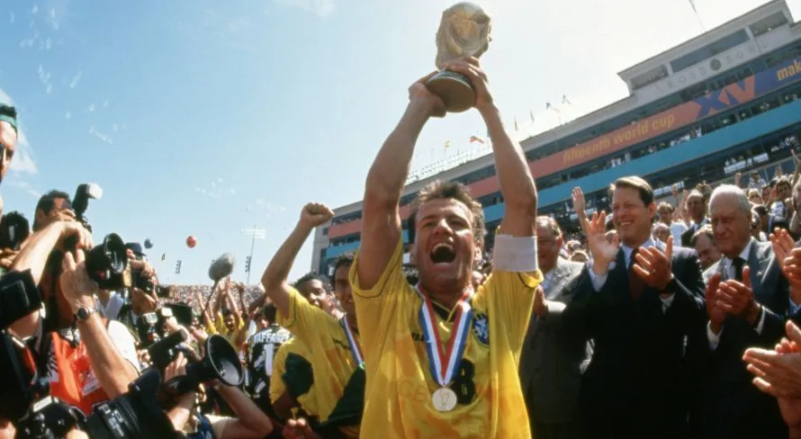 Dunga, ex-técnico da seleção brasileira, e esposa ficam feridos após acidente de carro