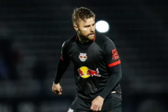 Eduardo Sasha, em campo com a camisa do Red Bull Bragantino