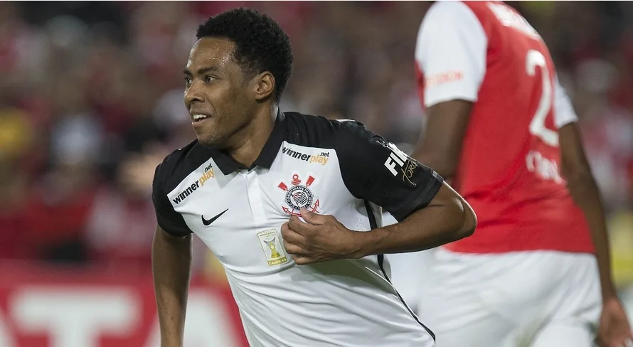 Ex-Corinthians, Elias aponta principal motivo para a crise atual do clube