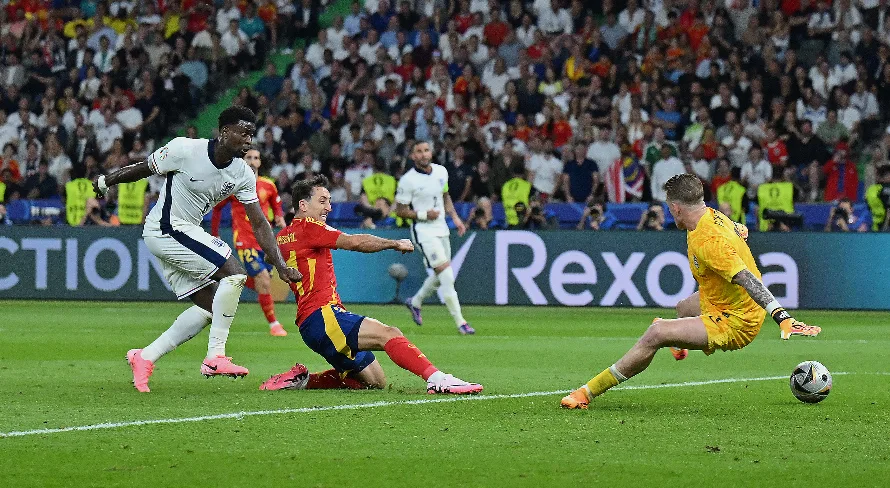 Espanha derrota Inglaterra com gol milimétrico e se torna maior campeã da Eurocopa