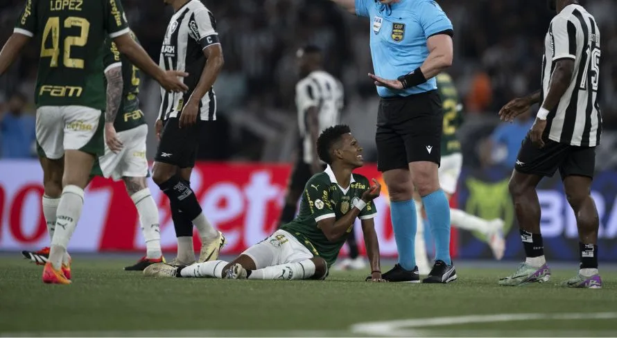 Estêvão pode se tornar desfalque para o Palmeiras nas próximas rodadas do Brasileirão