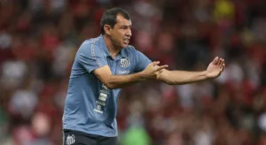 Corinthians pode se livrar de ação contra Carille e Santos na FIFA em possível contratação; entenda