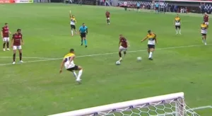 Sálvio Spínola responde dúvidas sobre pênalti inusitado em partida do Flamengo