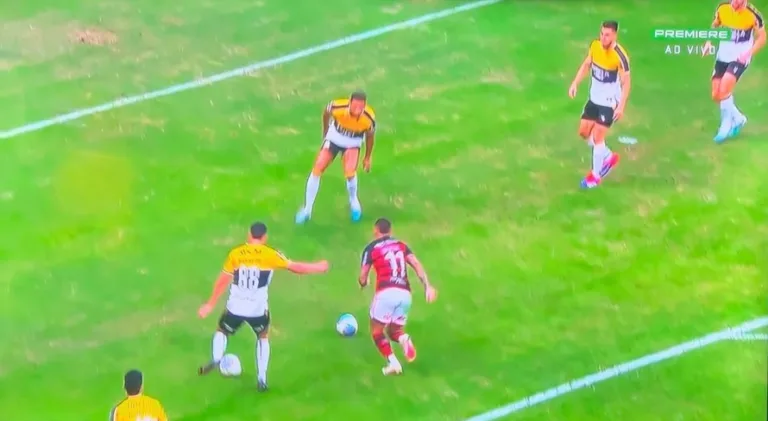 Torcedores reagem à pênalti incomum marcado para o Flamengo: “Nunca vi isso na vida”
