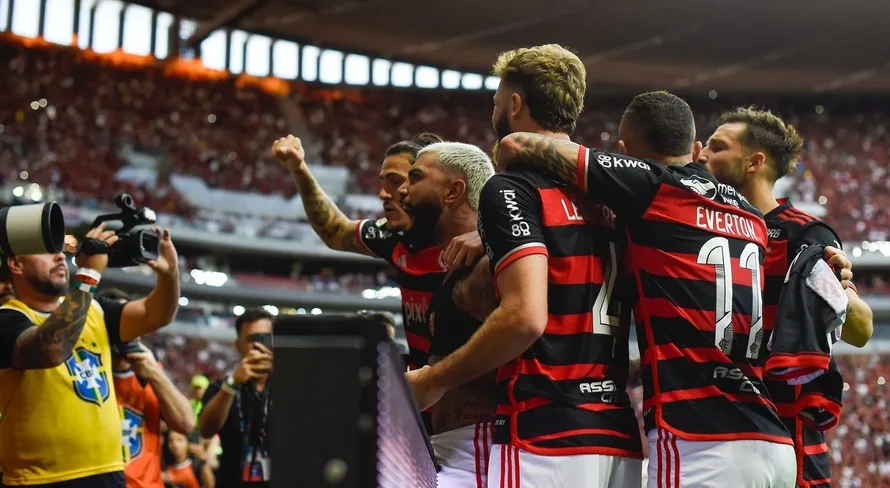 Juiz marca pênalti inusitado para o Flamengo em vitória diante do Criciúma; veja o lance