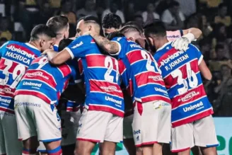 Jogadores do Fortaleza reunidos durante o jogo contra o Criciúma