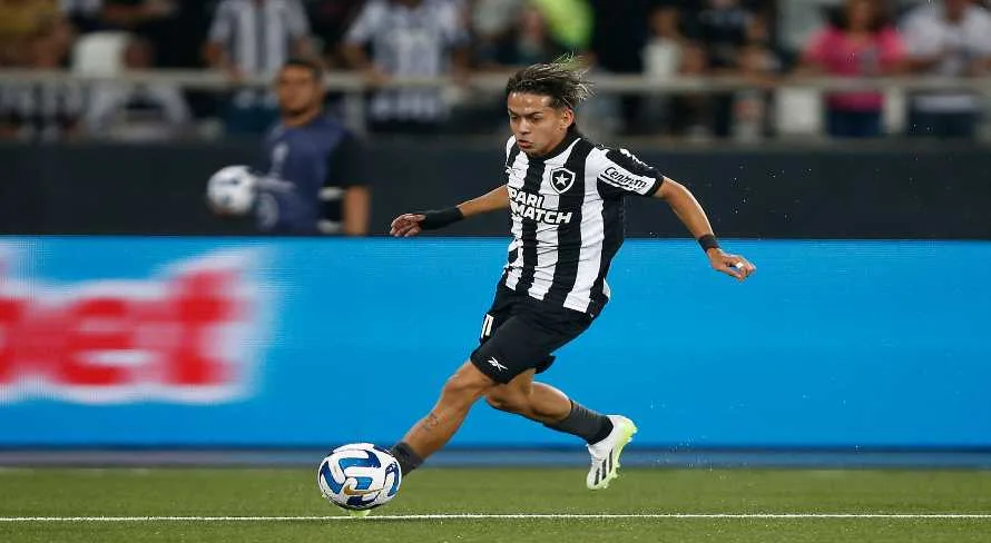 Botafogo acerta empréstimo de Segovinha ao mundo árabe