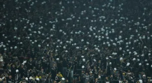Corinthians marca dois e Vitória busca o empate; assista aos gols