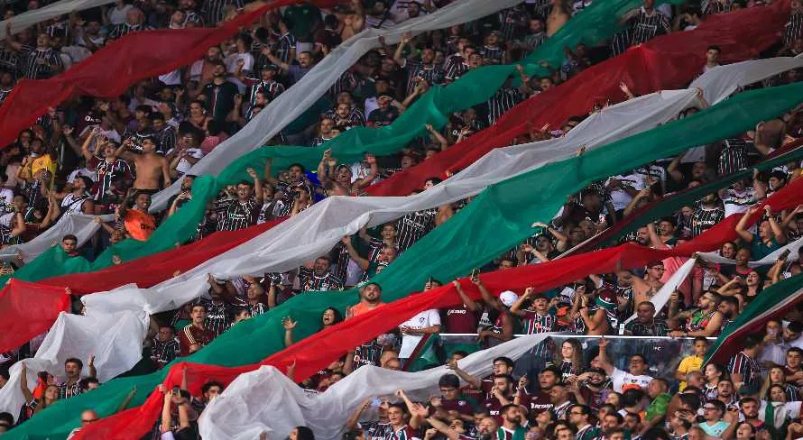 Torcedores do Fluminense invadem sede nas Laranjeiras, no Rio de Janeiro