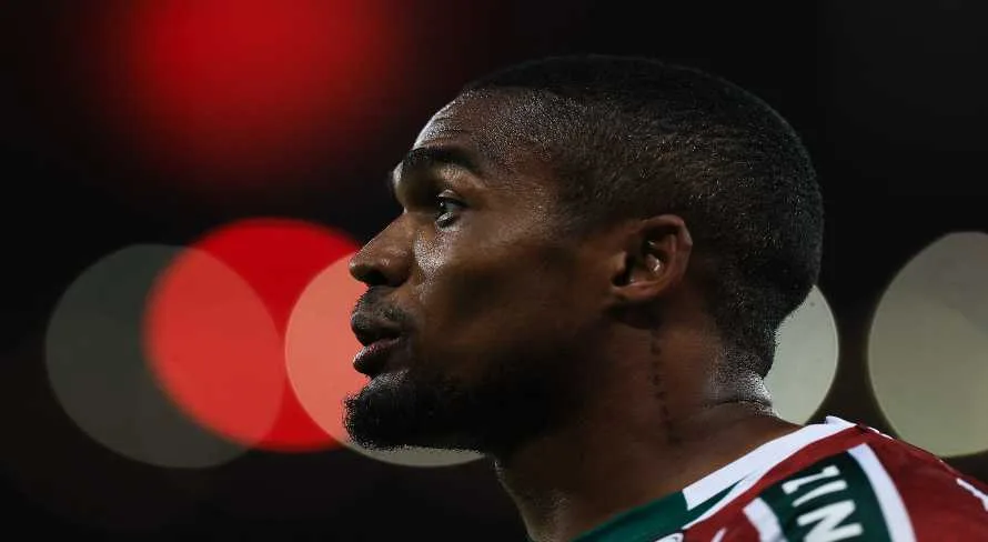 Fluminense rescinde com Douglas Costa