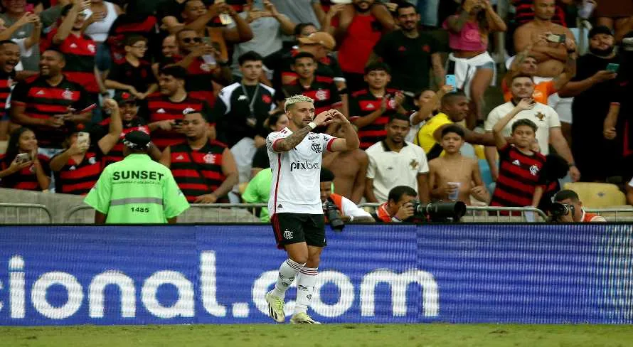 Presidente do Flamengo abre o jogo sobre permanência de Arrascaeta na Gávea