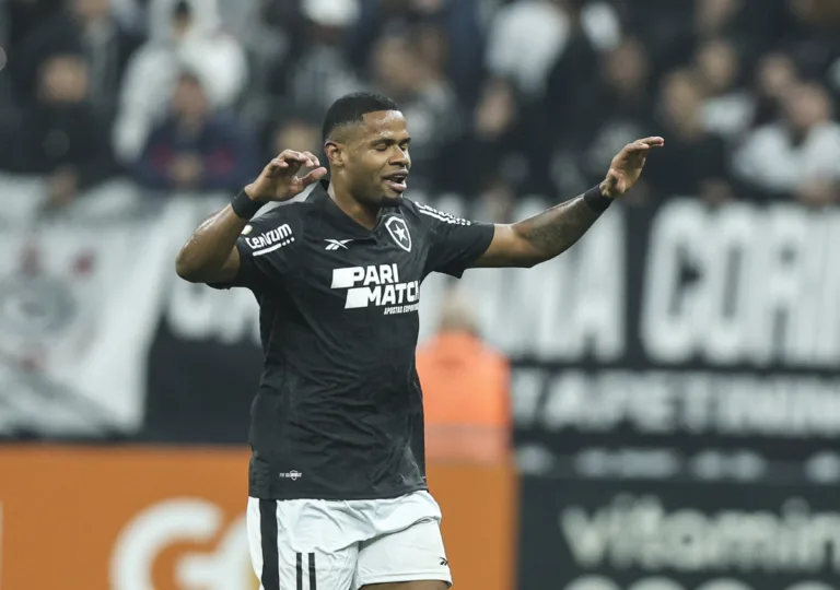 Botafogo sonda retorno de Júnior Santos após vendê-lo ao Atlético-MG no início do ano