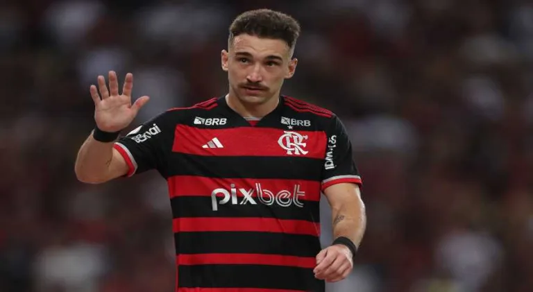 Léo Ortiz celebra defesa do Flamengo em vitória contra o Atlético-GO
