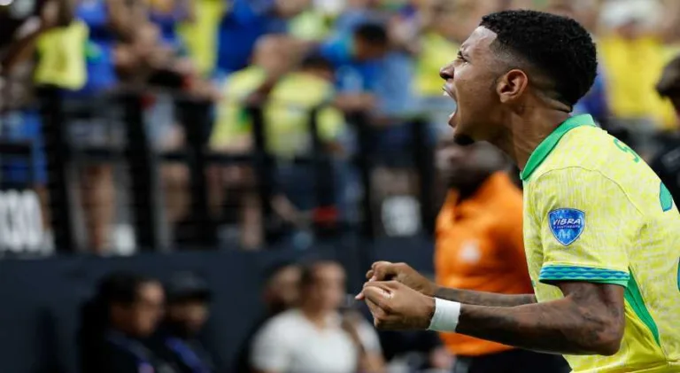 Técnico do Manchester City destaca atuação de Savinho na pré-temporada