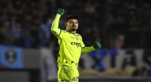 Grêmio amplia, mas cede espaços para o empate do Palmeiras; assista